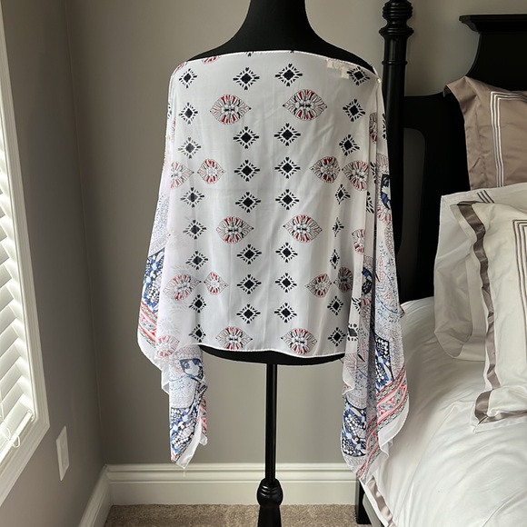 Cover up/poncho. Perfect to spice up a fitted dress or even jeans and a tank top - Picture 4 of 4